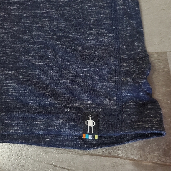 Smartwool Men's Heathered Grey & Navy Blue V-Neck Short Sleeves Shirt. Men S. - Picture 4 of 8